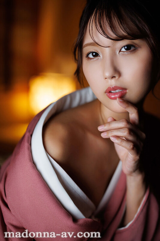 耳元で甘く誘い、快楽へと導く、極上のおもてなし旅館─。 淫語ささやき女将 市来まひろ