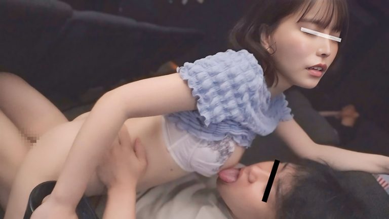 すいてる映画館で隣に小柄美女が忍び寄り甘い声で誘惑、上映中バレないようにボクのチ○ポをいじくり倒してくる！「シぃ～…静かにしてください。他のお客さんに迷惑ですよ」小悪魔痴女のサイレントSEXザーメン搾取！ #04 ここみちゃん