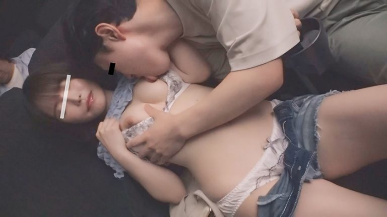 すいてる映画館で隣に小柄美女が忍び寄り甘い声で誘惑、上映中バレないようにボクのチ○ポをいじくり倒してくる！「シぃ～…静かにしてください。他のお客さんに迷惑ですよ」小悪魔痴女のサイレントSEXザーメン搾取！ #04 ここみちゃん