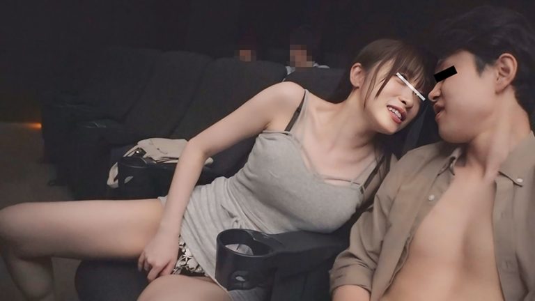 空いてる映画館なのにボクの隣の席に美女が座ってきた！しかもお姉さんは痴女だった！上映中、バレないようにボクのチ○ポをいじくり倒してくる！「シぃ～静かにしてください。他のお客さんに迷惑ですよ」我慢の限界までサイレントSEXでザーメン搾取！