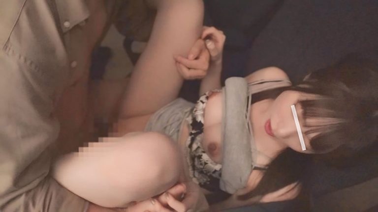 空いてる映画館なのにボクの隣の席に美女が座ってきた！しかもお姉さんは痴女だった！上映中、バレないようにボクのチ○ポをいじくり倒してくる！「シぃ～静かにしてください。他のお客さんに迷惑ですよ」我慢の限界までサイレントSEXでザーメン搾取！
